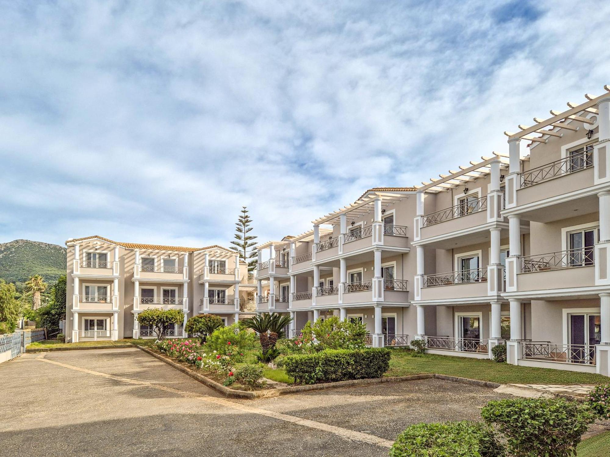 אצ'ארבי Thinalos Aparthotel מראה חיצוני תמונה